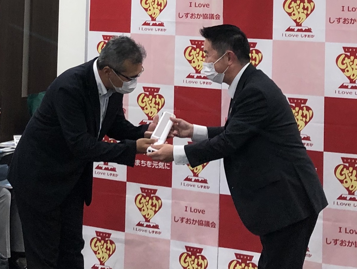 UVライトセーバー寄贈2