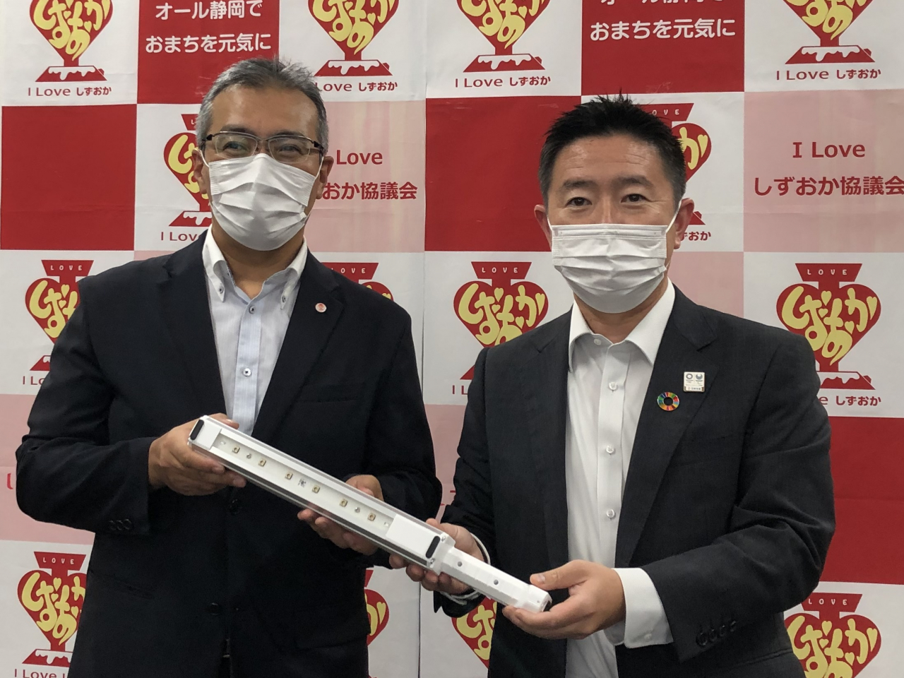 UVライトセーバー寄贈1